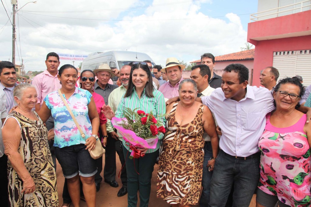 Foto 9 Governadora em Pinheiro recebe Flores de uma Moradora foto Geraldo Furtado