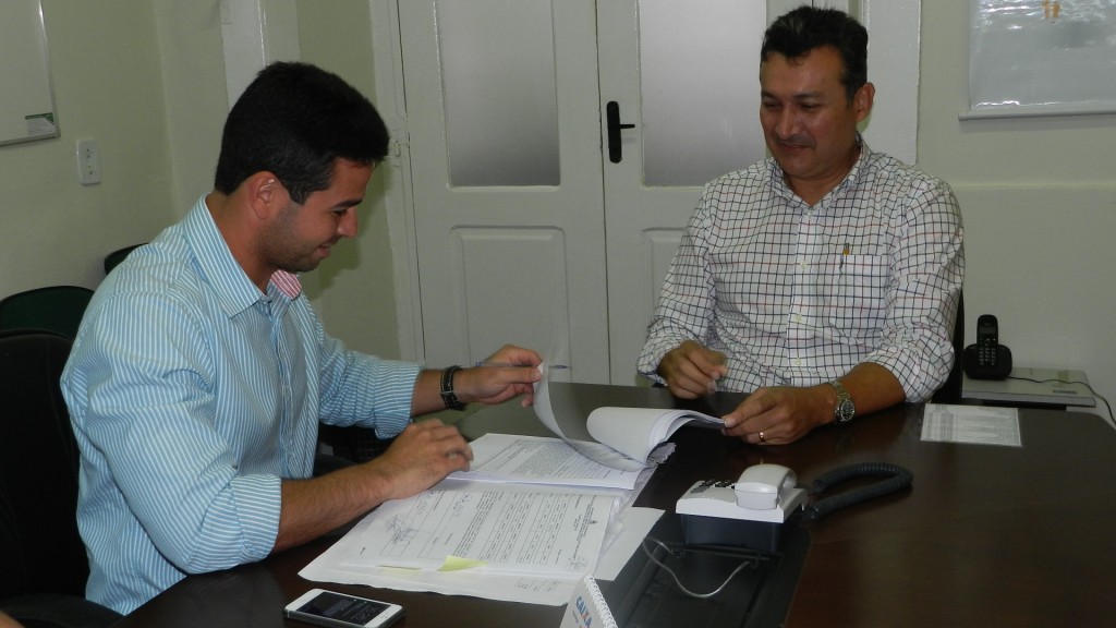 Prefeito Gil Cutrim assina convênio com secretário Fernando Fialho